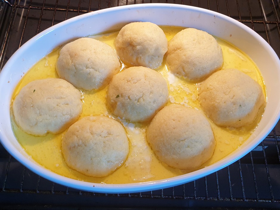 Überbackene Kartoffelknödel mit Speckfülle