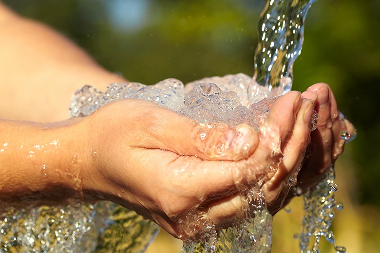 Wie viel Wasser sollte man am Tag trinken?