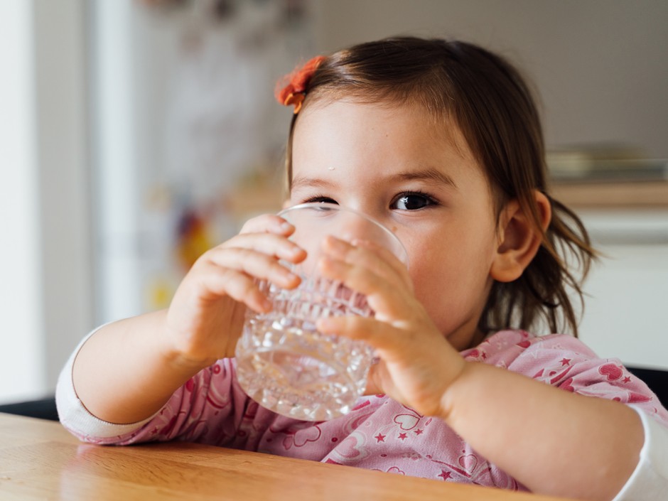 Wie viel Wasser sollte man am Tag trinken?