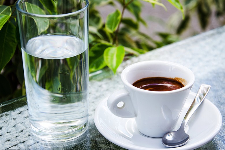 Entzieht Kaffee dem Körper Wasser?