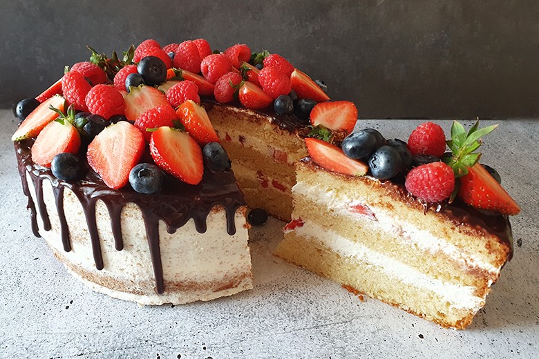 Semi Naked Cake mit Beeren und Drip