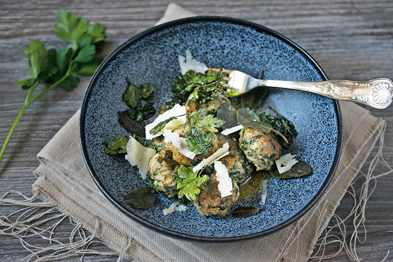 Spinatknödel auf Salbeibutter