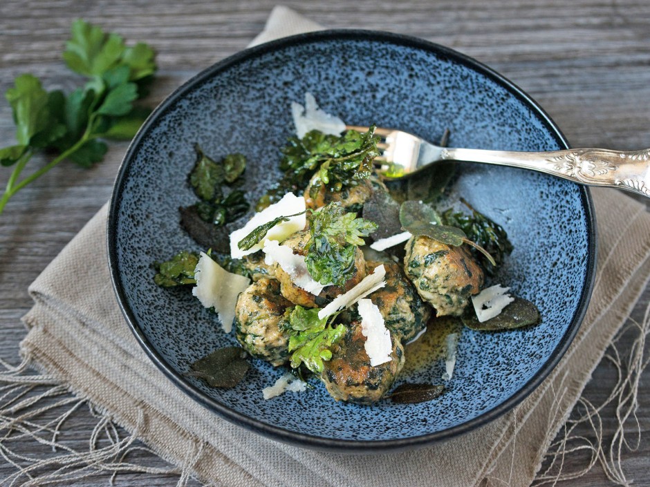 Spinatknödel auf Salbeibutter
