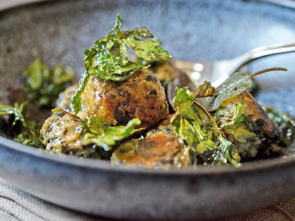 Spinatknödel auf Salbeibutter