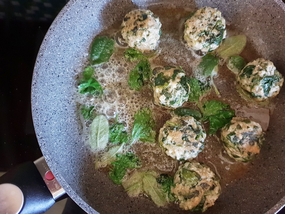 Spinatknödel auf Salbeibutter