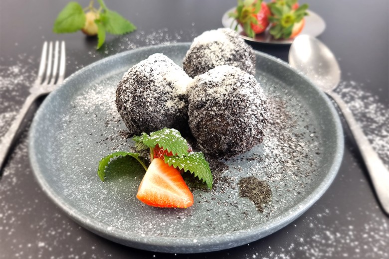 Erdbeerknödel mit Mohn