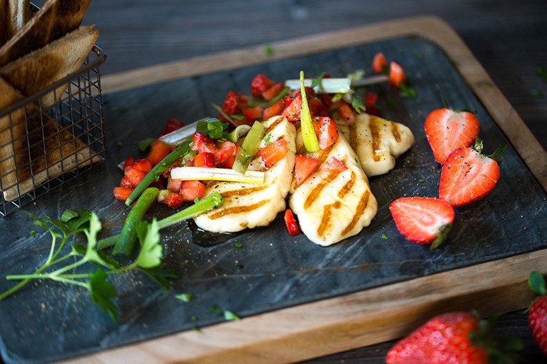 Halloumi mit Erdbeersalsa