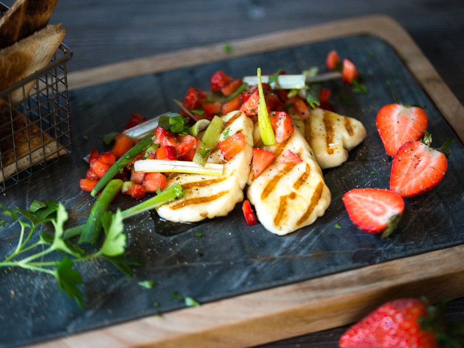 Halloumi mit Erdbeersalsa