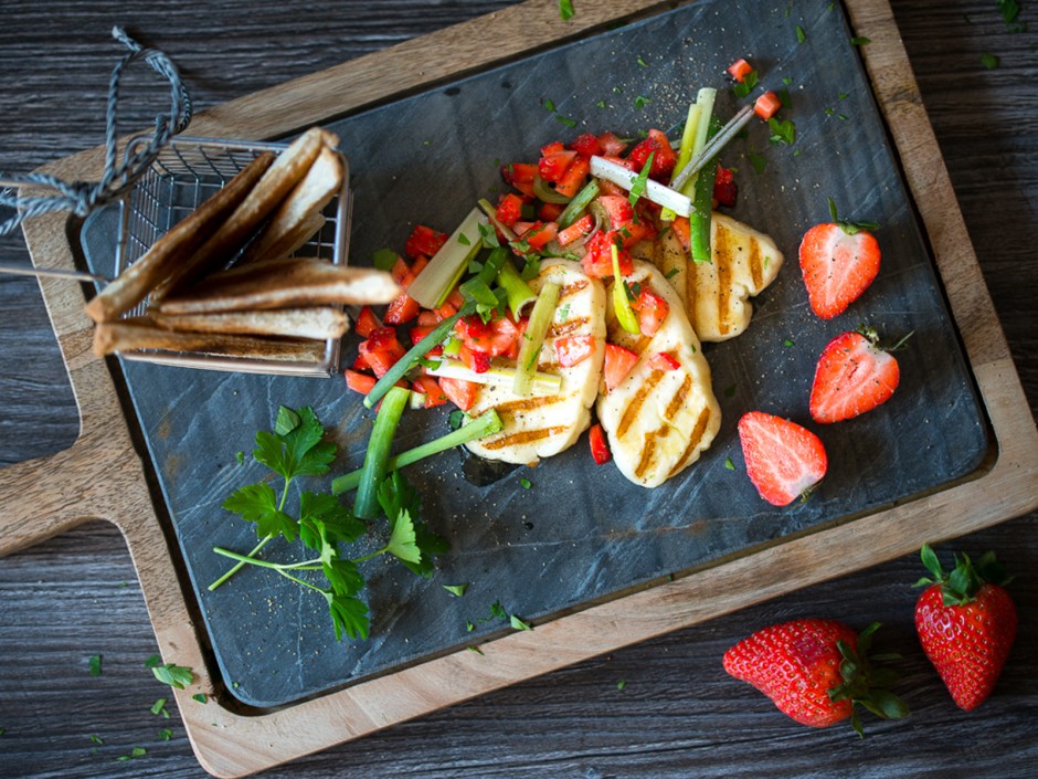 Halloumi mit Erdbeersalsa