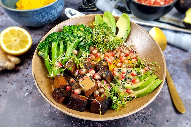 Buddha Bowl mit Tahini-Dressing