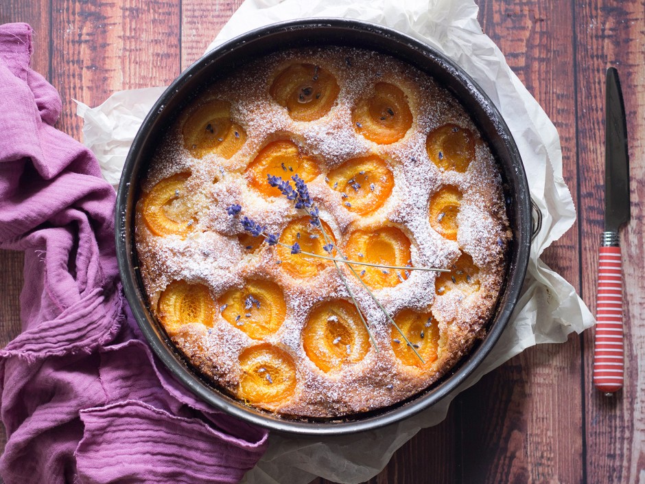 Gleichschwerkuchen mit Marille und Lavendel