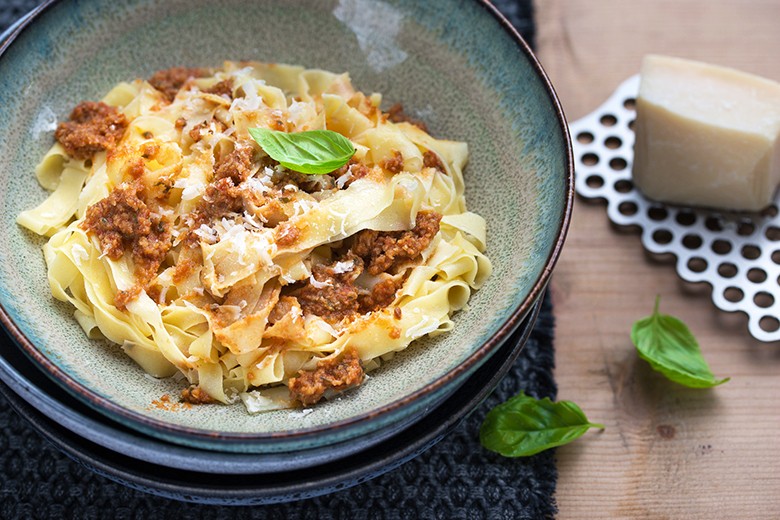 Pasta mit Tomaten-Oliven-Pesto