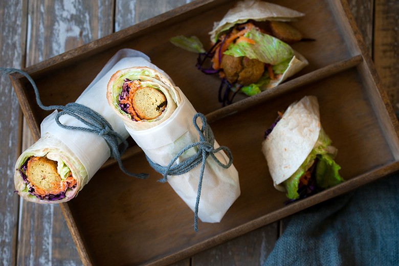 Wrap mit Falafel und Hummus