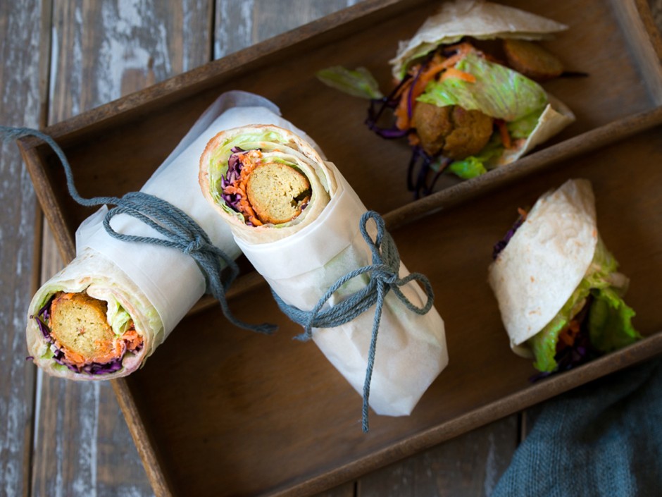 Wrap mit Falafel und Hummus