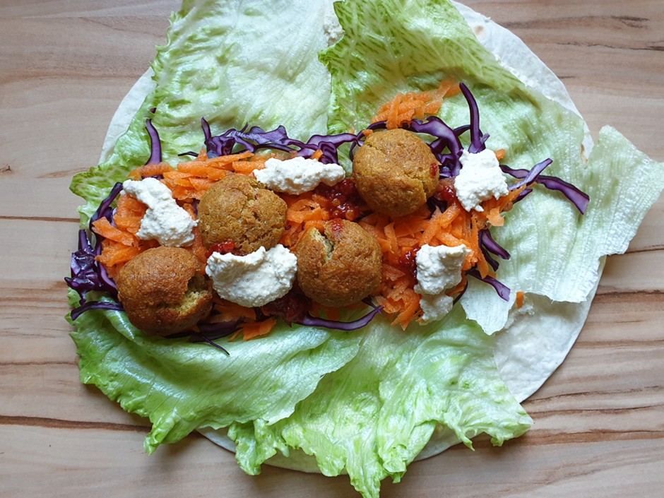 Wrap mit Falafel und Hummus
