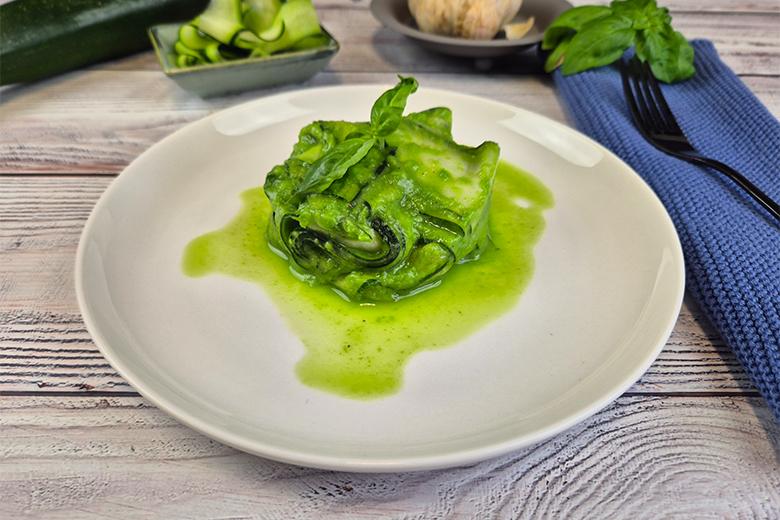 Zoodles mit Erbsenmousse und Basilikum 
