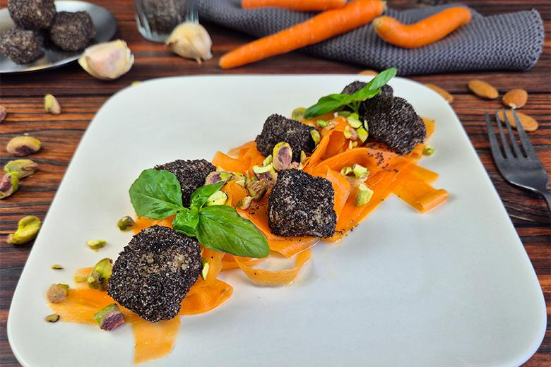 Falafel auf Karottenstreifensalat und Pistazien