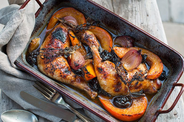 Kürbis Ofenpfanne mit Hühnerkeulen