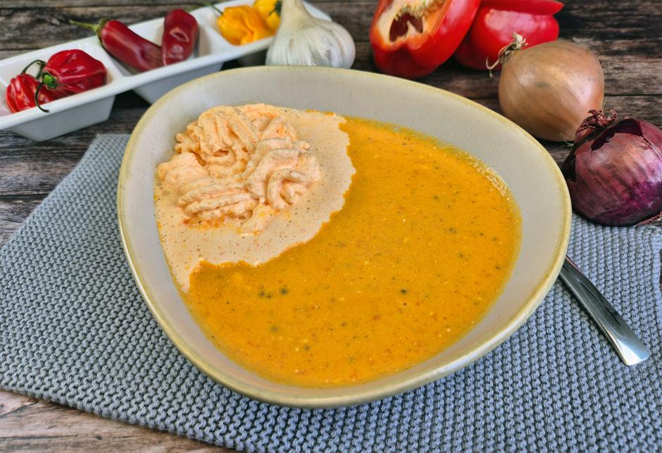 Cremige Paprikasuppe mit Chilischaum