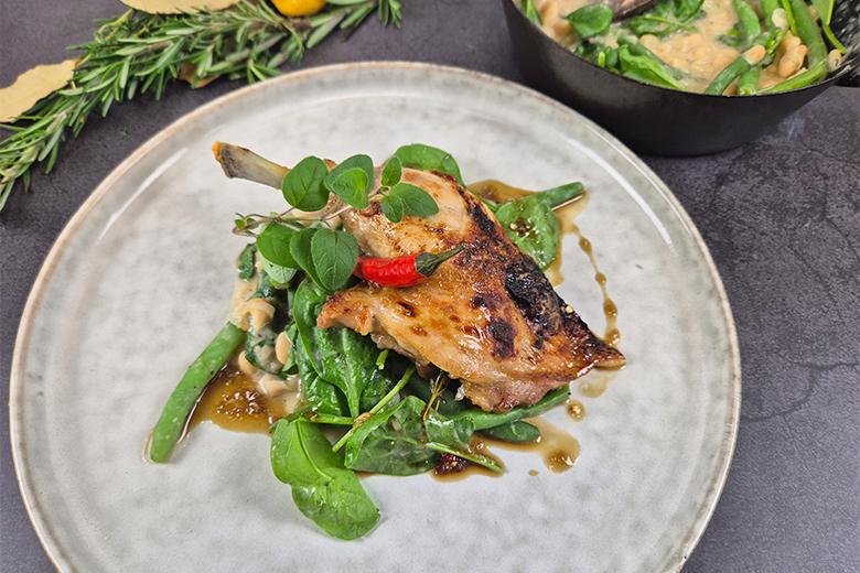 Smashed Chicken im Honiglack auf Bohnen-Ragout