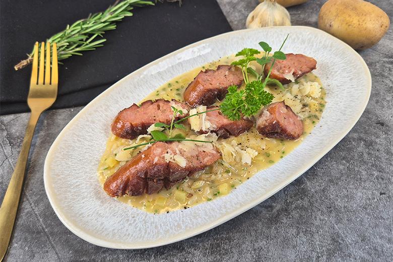 Kartoffelrisotto mit knusprig gebratener Käsekrainer