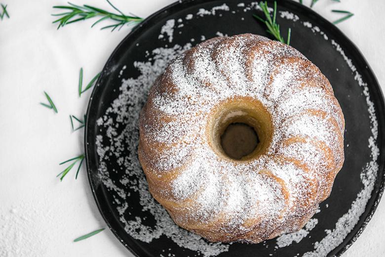 Gefüllter Germteigkuchen