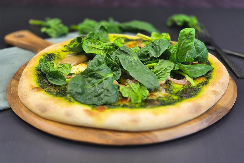 Pizza mit Spinat und schwarzer Knoblauchcreme