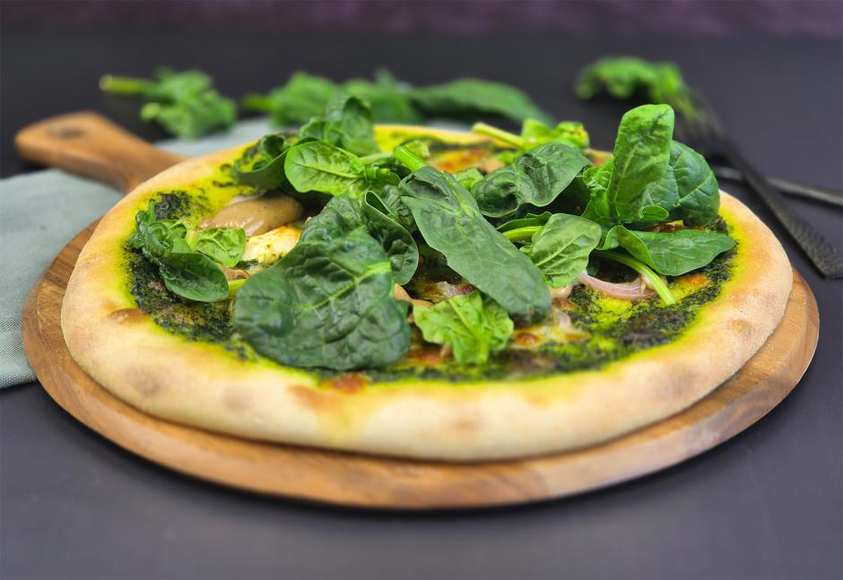 Pizza mit Spinat und schwarzer Knoblauchcreme Pizza mit Spinat und schwarzer Knoblauchcreme