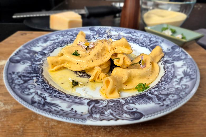 Pasta Caramelle mit Kürbis Amaretto Fülle