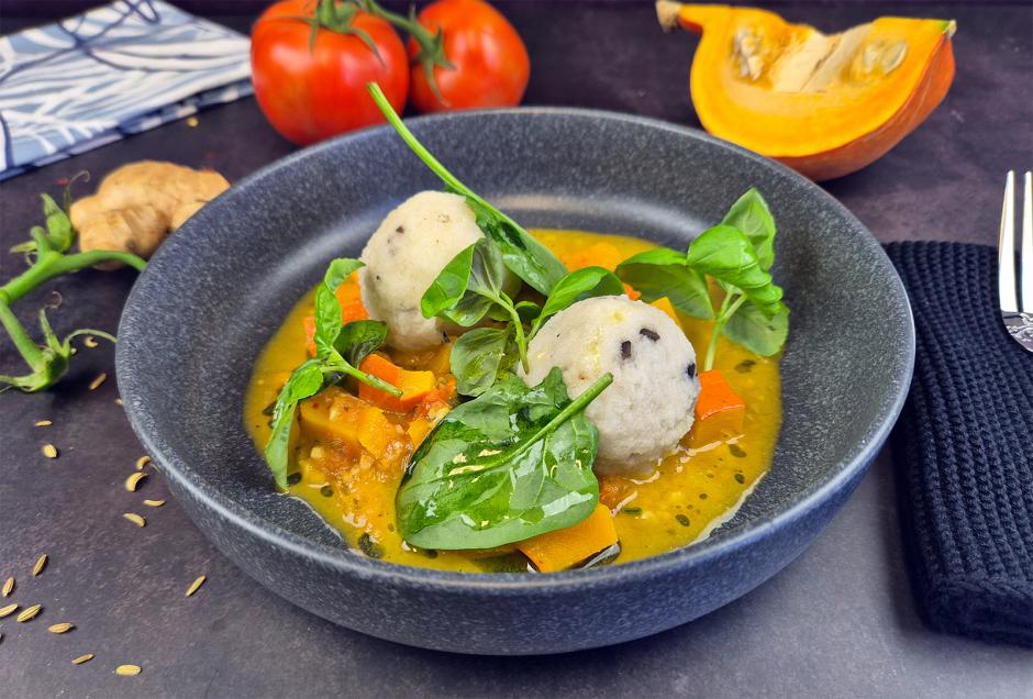 Mediterrane Grießknödel auf Kürbis-Tomatenragout