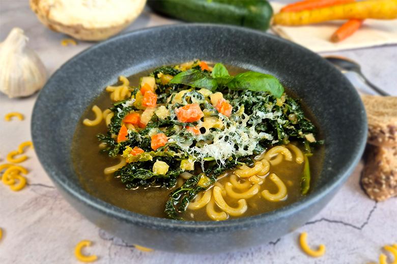 Minestrone mit Nudeln und Parmesan