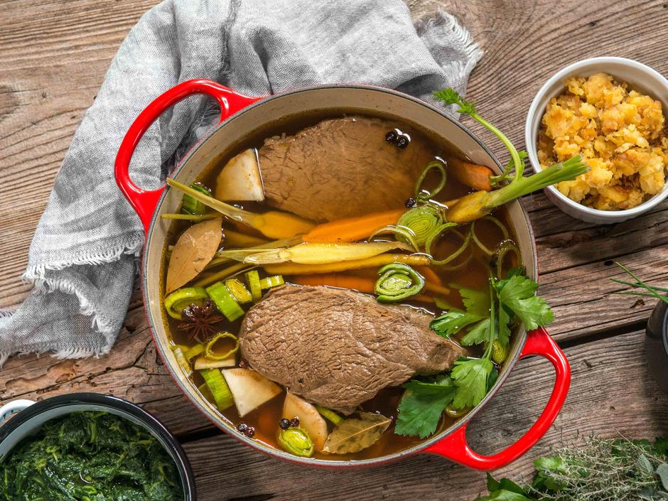 Tafelspitz mit Rösterdäpfel, Spinat, Schnittlauchsauce und Apfelkren