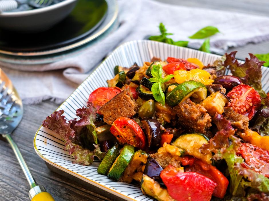 Salat mit gegrilltem Gemüse
