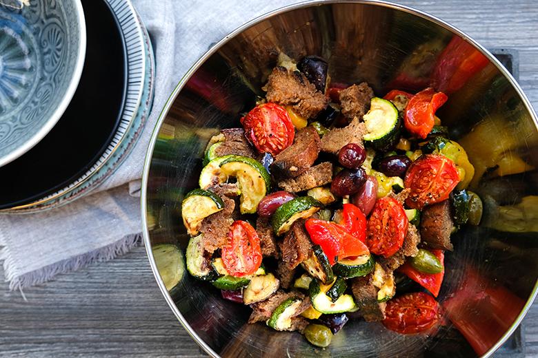 Brotsalat mit gegrilltem Gemüse