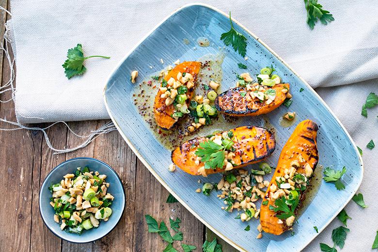 Gegrillte Süßkartoffel mit Erdnussdressing