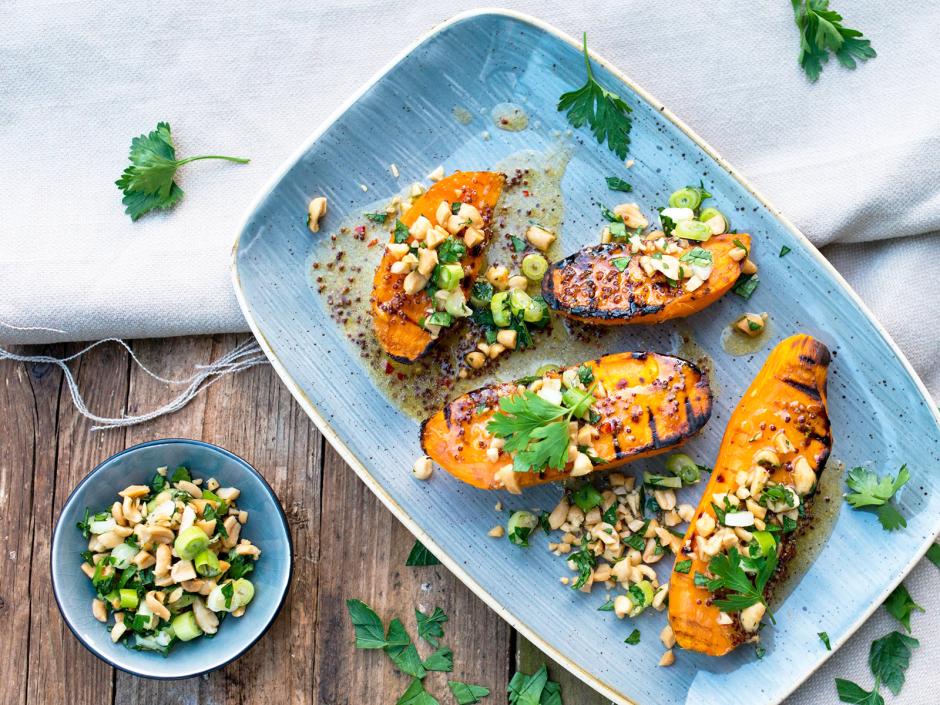 Gegrillte Süßkartoffel mit Erdnussdressing