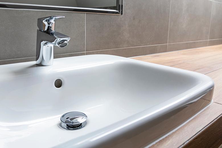Metallkratzer im Waschbecken