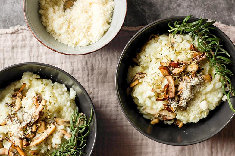 Cremiges Risotto mit braunen Champignons und Rosmarin