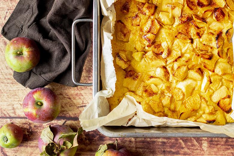 Schneller Apfel-Blechkuchen mit Zimtzucker