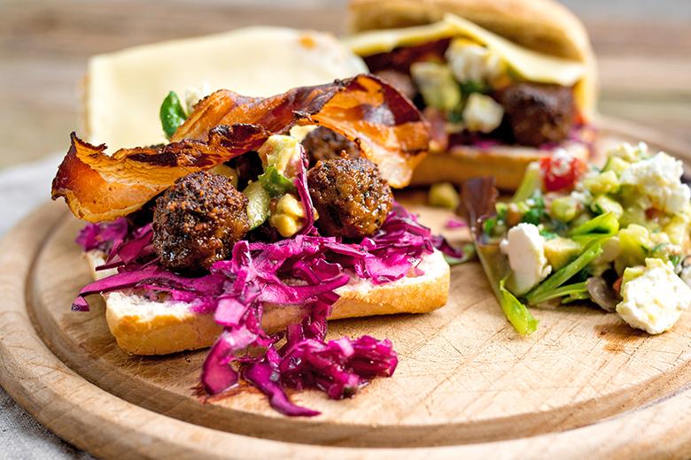 Brötchen mit faschierten Bällchen und Rotkraut