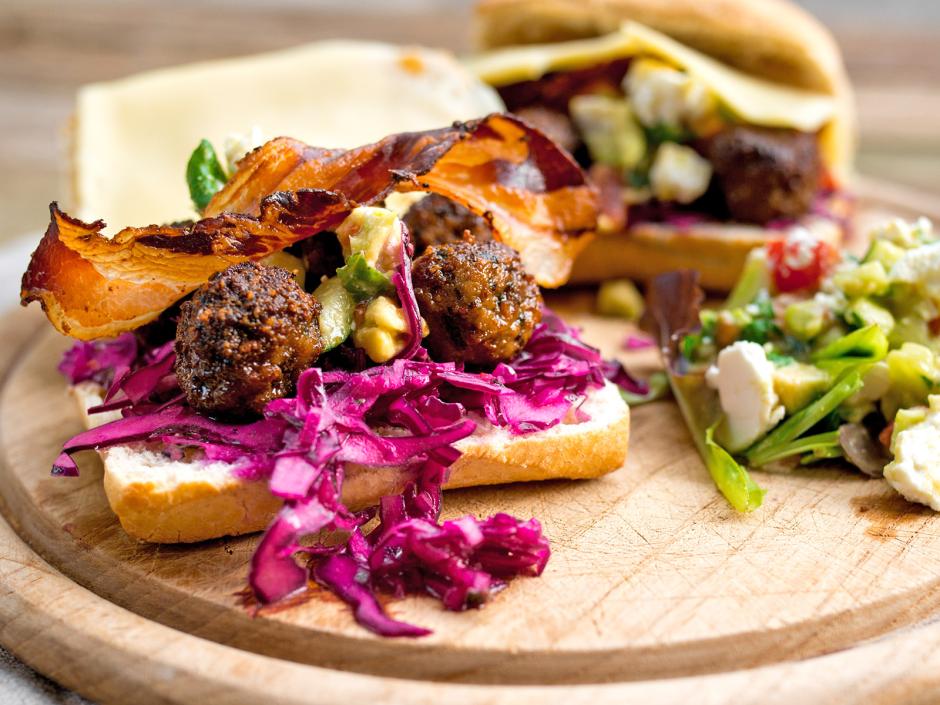 Brötchen mit faschierten Bällchen und Rotkraut