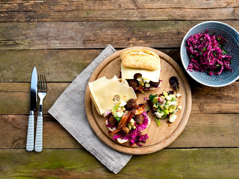 Brötchen mit faschierten Bällchen und Rotkraut