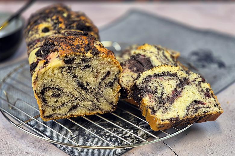 Babka mit Mohn und Preiselbeeren