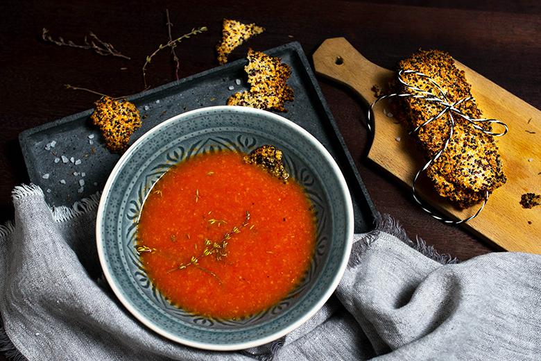Tomatensuppe mit Parmesancracker