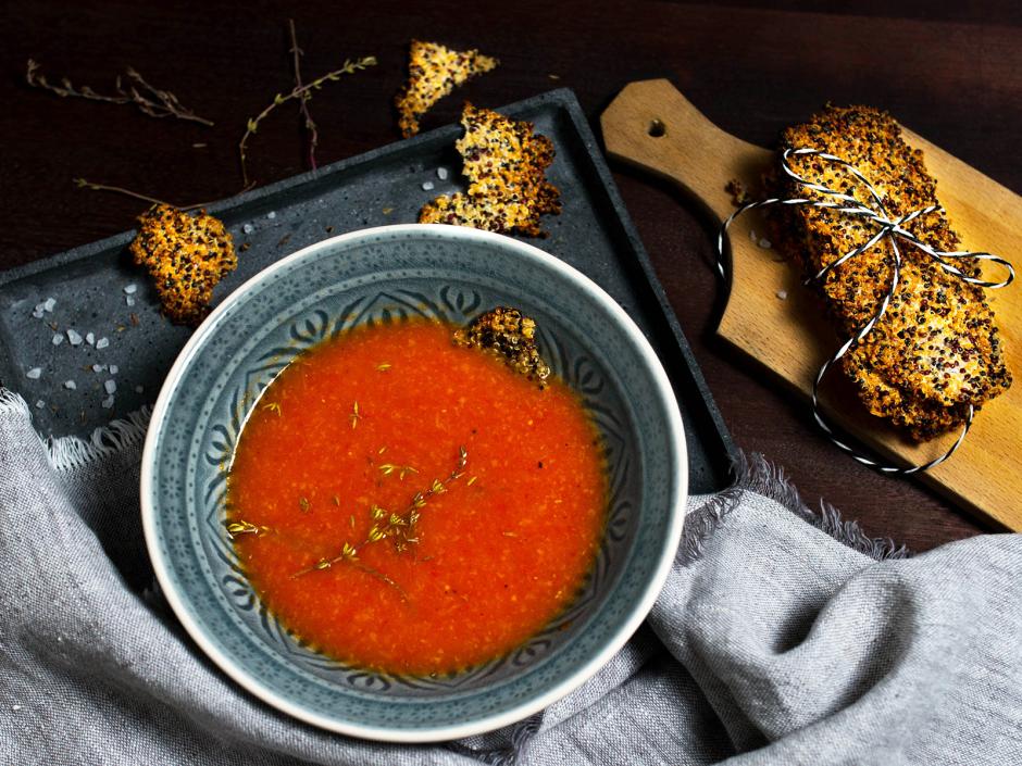 Tomatensuppe mit Parmesancracker