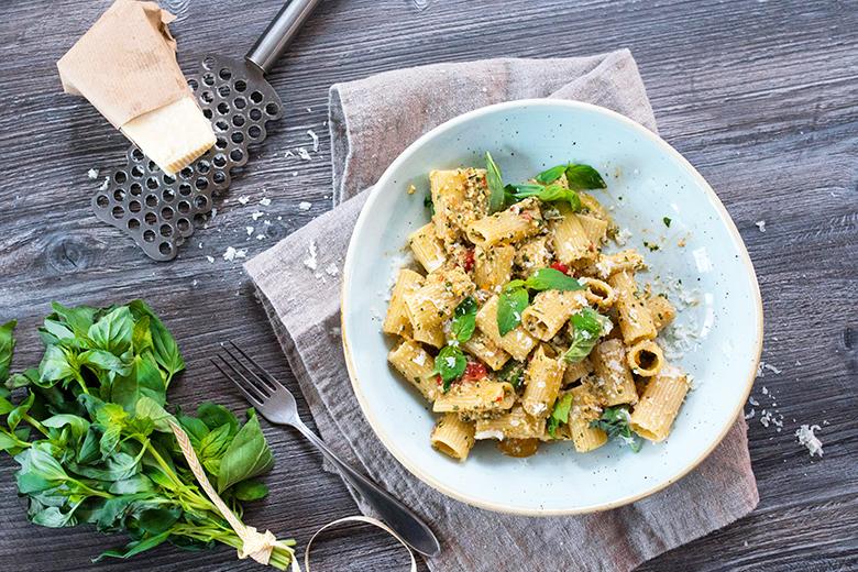 Pasta mit Pesto aus Sardellen und Kirschparadeisern