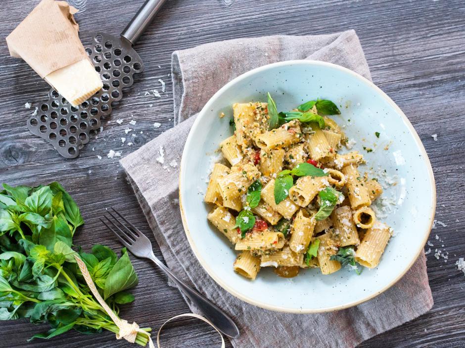 Pasta mit Pesto aus Sardellen und Kirschparadeisern