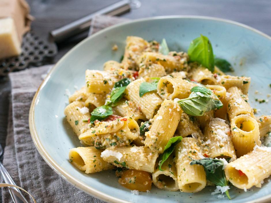 Pasta mit Pesto aus Sardellen und Kirschparadeisern