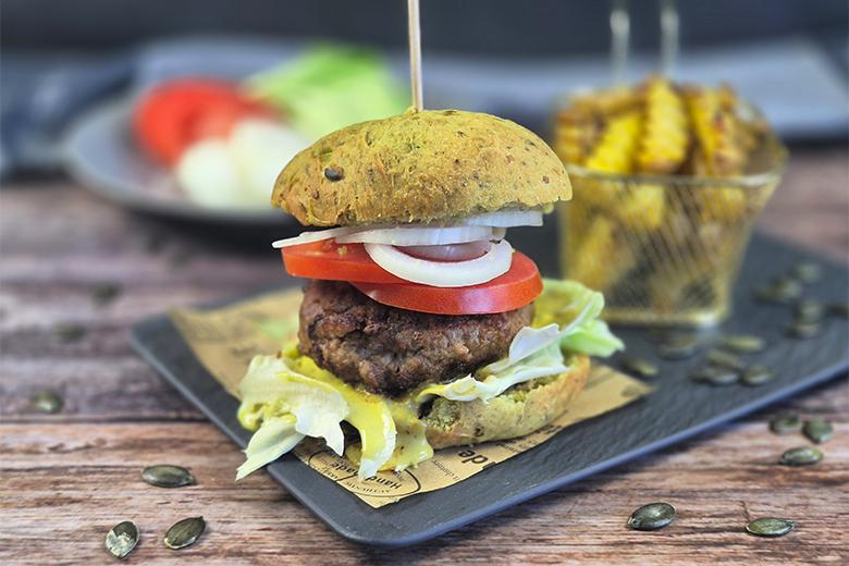 Kernölburger mit Kernölmayonaisse und Kartoffelchips