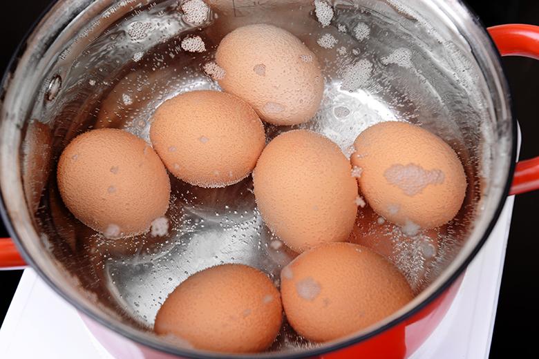 Eier kochen, ohne dass sie platzen